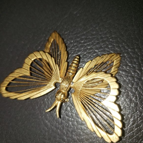 VINTAGE MONET METAL GOLD BUTTERFLY BROOCH - Picture 3 of 4